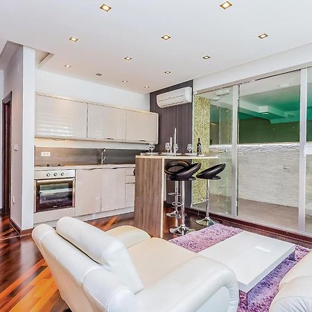 2 Bedroom Lovely Apartment In 크리크베니카 외부 사진