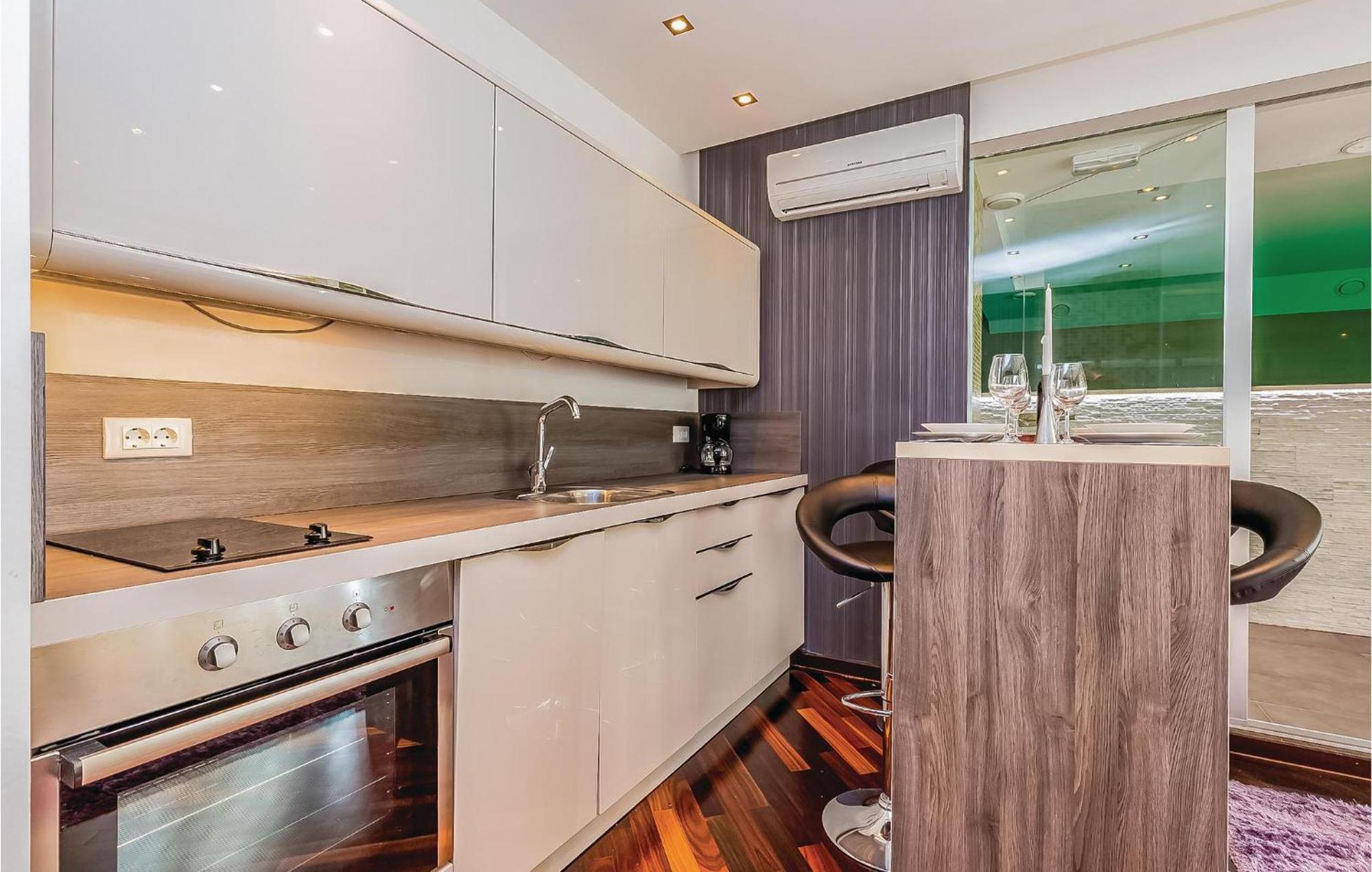 2 Bedroom Lovely Apartment In 크리크베니카 외부 사진