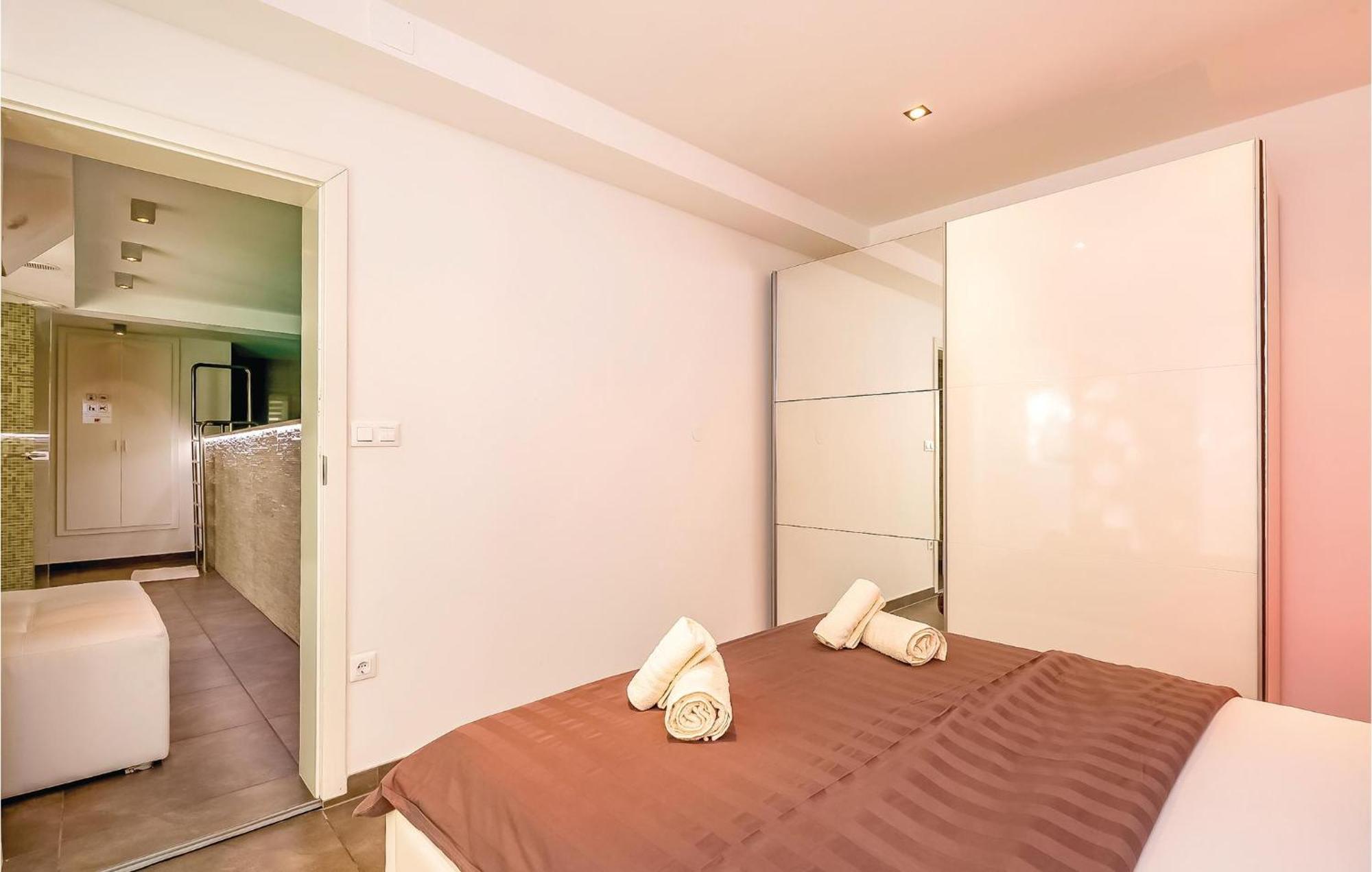 2 Bedroom Lovely Apartment In 크리크베니카 외부 사진