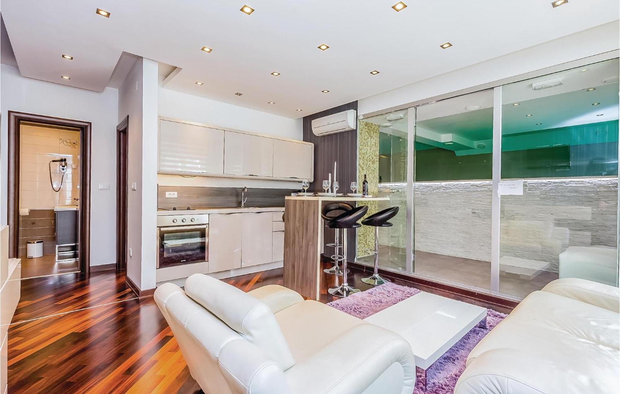 2 Bedroom Lovely Apartment In 크리크베니카 외부 사진